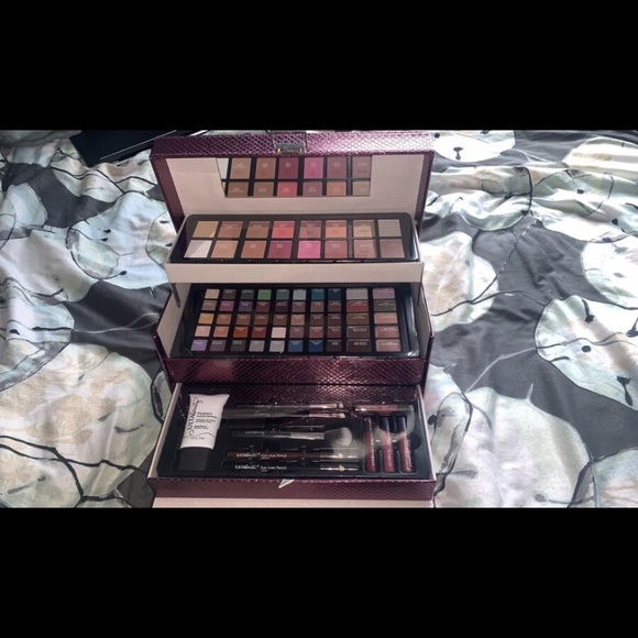 Makeup Kit - Picture 2 of 5